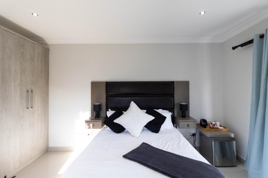 7 Bedroom Property for Sale in Sandbaai Western Cape